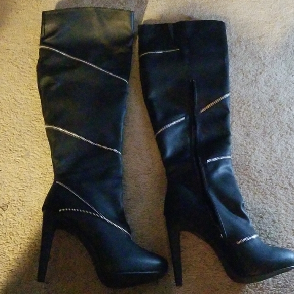 Stylish Fashion Boots - Picture 1 of 3